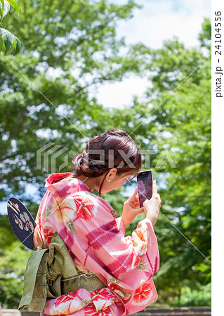 スマホを操作する浴衣の女性 24104556