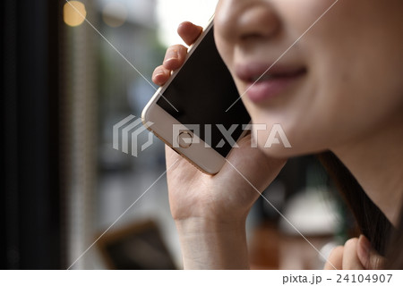 スマホで電話をする女性 24104907