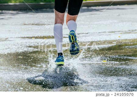 splashes of water from puddles feet male athlete splashes of water from puddles feet male athlete 24105070