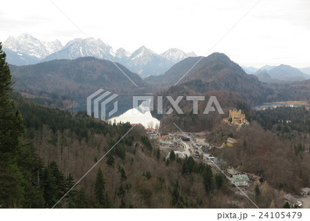 ホーエンシュヴァンガウ城とアルプ湖(Schwangau) ホーエンシュヴァンガウ城とアルプ湖(Schwangau) 24105479