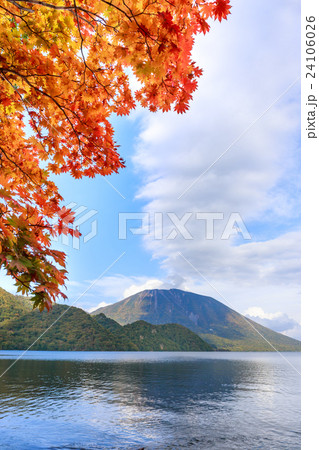 栃木県日光市　千手ヶ浜からの男体山　10月 24106026