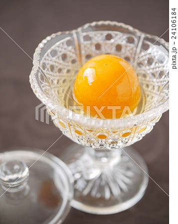 馬上杯でいただく「キンカンの蜜煮」 黒背景 (アップ) 馬上杯でいただく「キンカンの蜜煮」 黒背景 (アップ) 24106184