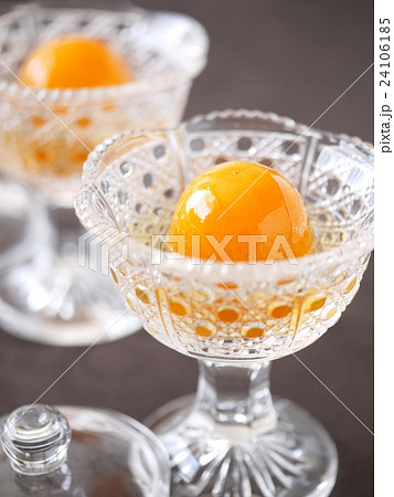 馬上杯でいただく「キンカンの蜜煮」　黒背景 24106185