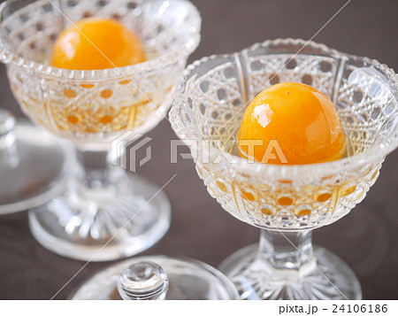 馬上杯でいただく「キンカンの蜜煮」　黒背景　（横位置） 24106186