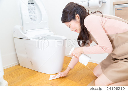 トイレ掃除　家事代行　トイレの床を掃除　飛び散り汚れ　便器　便所 24106210