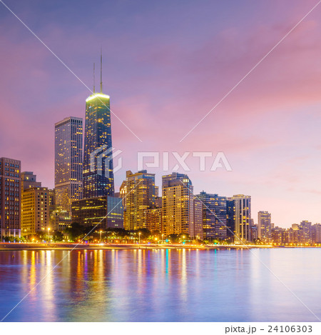View of Chicago downtown skyline 24106303