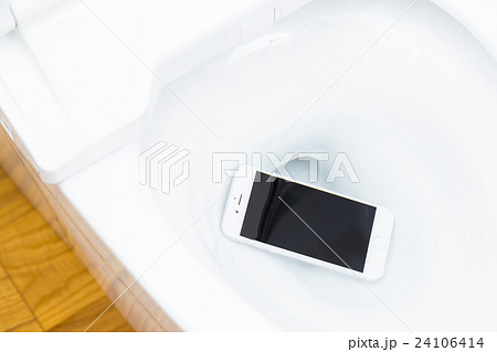 トイレに水没したスマホ 携帯電話 便器に落ちた携帯電話 故障 壊れた携帯電話 トイレに水没したスマホ 携帯電話 便器に落ちた携帯電話 故障 壊れた携帯電話 24106414