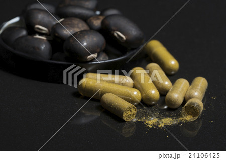 The seeds of Velvet bean and pill The seeds of Velvet bean and pill 24106425