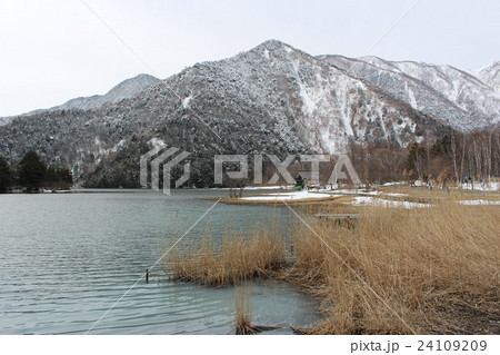 早春の湯ノ湖と外山 早春の湯ノ湖と外山 24109209