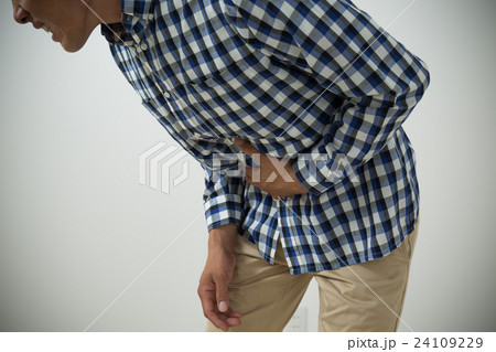 苦しむ男性　腹痛　 24109229