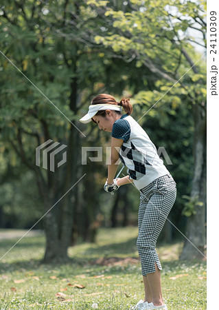 Japanese woman golfer , housewife Japanese woman golfer , housewife 24110309