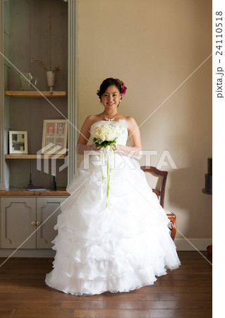 花嫁 ウエディング 結婚 ブライダル 24110518