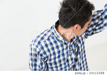 体臭を気にする若い男性 白バックの写真素材 [24113388] - PIXTA