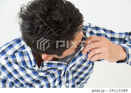 体臭を気にする若い男性 白バック 体臭を気にする若い男性 白バック 24113389
