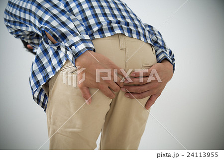 痔に苦しむ若い男性 24113955