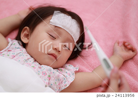 体調不良の赤ちゃんをママが看病する 体調不良の赤ちゃんをママが看病する 24113956