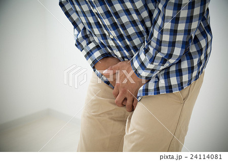 尿漏れに苦しむ若い男性 24114081