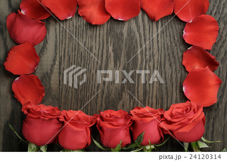 Romantic background with red roses on wood table 24120314
