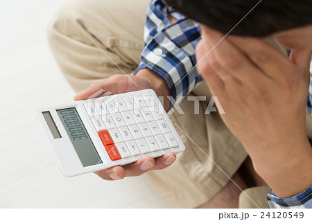 電卓を持つ若い男性 24120549