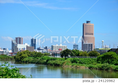 夏の馬込川と浜松市中心部 24120962