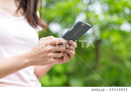 Woman use of mobile phone 24131632