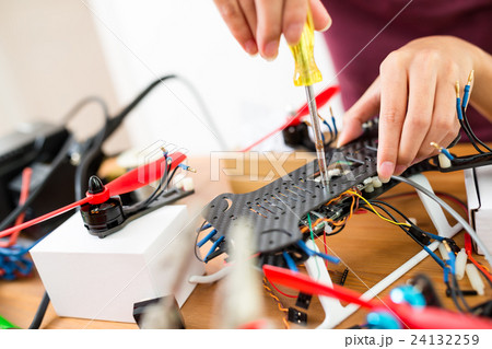 Assembler the parts on flying drone 24132259