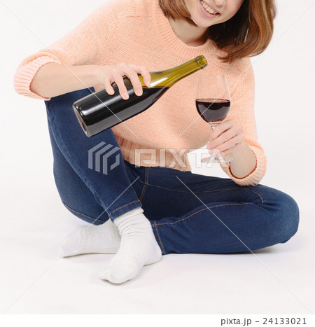 ワインを飲む若い女性 ワインを飲む若い女性 24133021