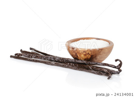 fresh bourbon vanilla pods and sugar, isolated 24134001