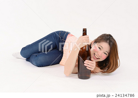 一升瓶を抱える泥酔した若い女性の写真素材