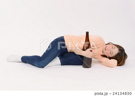 一升瓶を抱える泥酔した若い女性 一升瓶を抱える泥酔した若い女性 24134830