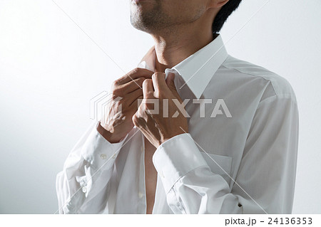 身支度をする30代男性 24136353