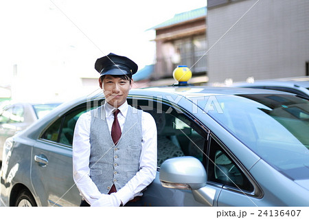 タクシー TAXI (男性 乗用車 サラリーマン 30代 会社員 営業車 ドライバー 運転手 制帽) タクシー TAXI (男性 乗用車 サラリーマン 30代 会社員 営業車 ドライバー 運転手 制帽) 24136407