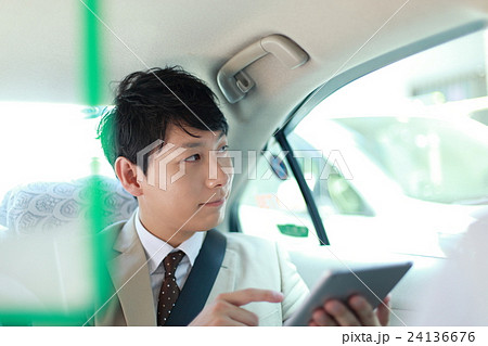 後部座席 ビジネスマン シートベルト 男性 タクシー サラリーマン 30代 会社員 Taxi の写真素材