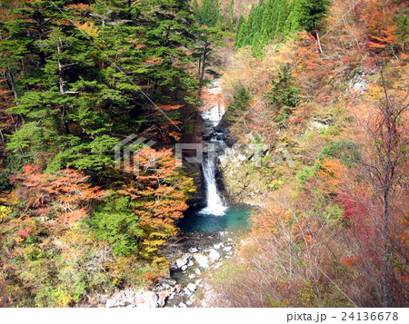 紅葉と滝 24136678