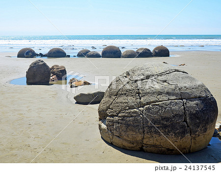 Moeraki boulders, New Zealand Moeraki boulders, New Zealand 24137545