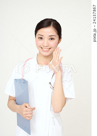 呼びかける看護師 24137867