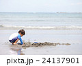 海岸で遊ぶ男の子 横 24137901