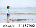 海岸と男の子 縦 24137902