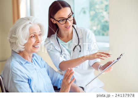 Nurse visiting senior patient 24137978
