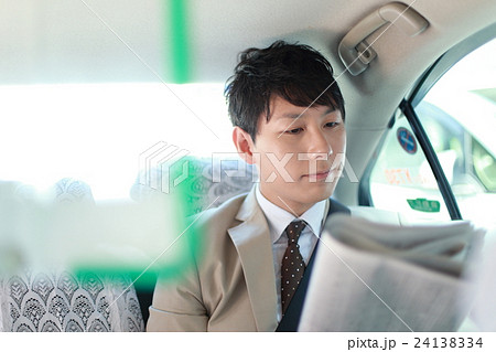 後部座席 ビジネスマン シートベルト 男性 タクシー サラリーマン 30代 会社員 Taxi の写真素材