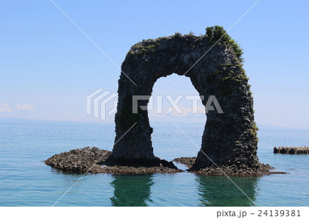 神秘の浮島　奥尻島　鍋釣岩　北海道 24139381