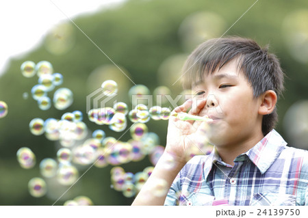 シャボン玉で遊ぶ少年 シャボン玉で遊ぶ少年 24139750