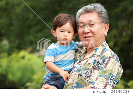 祖父と孫(１才７カ月） 24140258