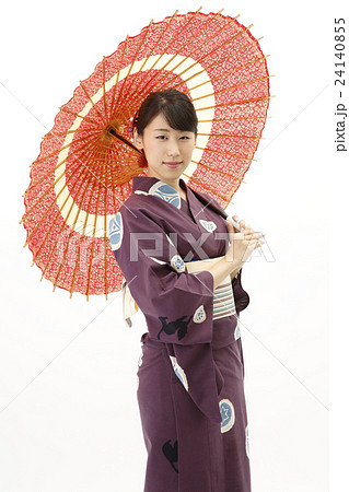 赤い番傘をさす浴衣を着た女性の写真素材
