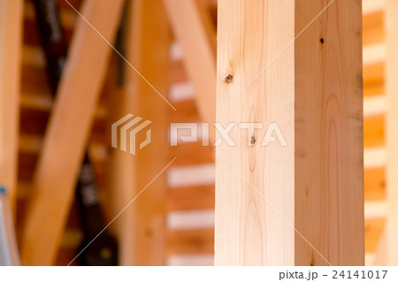 建築現場　建設現場　大工の仕事　基礎工事　住宅建設　鉄筋　工事　建設業　夢のマイホーム　 24141017