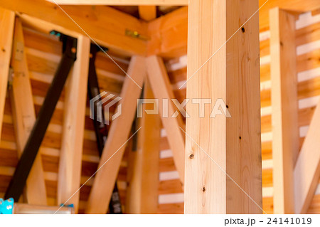 建築現場　建設現場　大工の仕事　基礎工事　住宅建設　鉄筋　工事　建設業　夢のマイホーム　 24141019