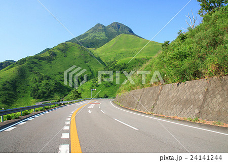 夏の湯布院　狭霧台（由布岳と九州横断道路）　② 24141244