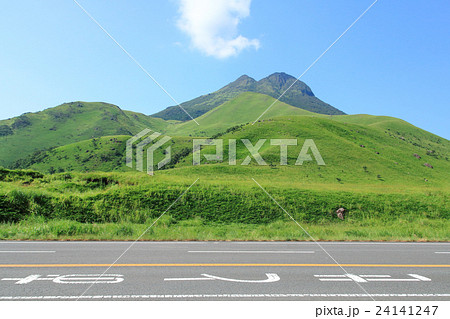 夏の湯布院 　由布岳と九州横断道路 24141247