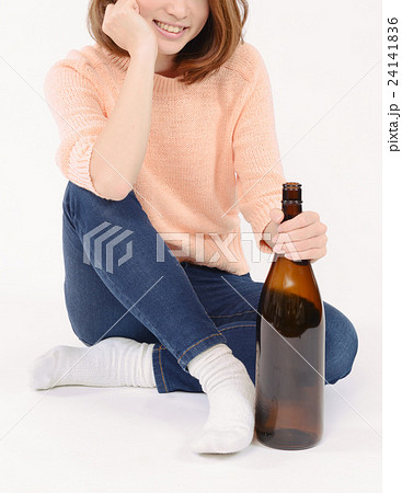 一升瓶を持つ若い女性 24141836