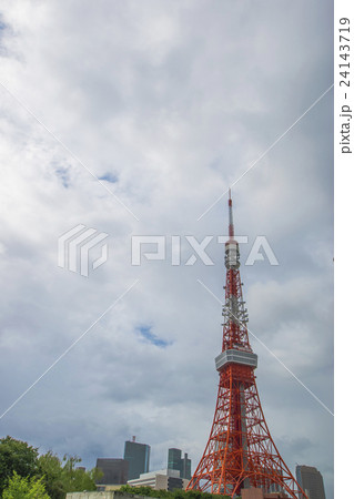曇り空の東京タワー 24143719